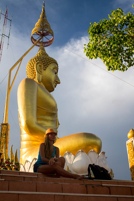 Статуя Будды на вершине холма
