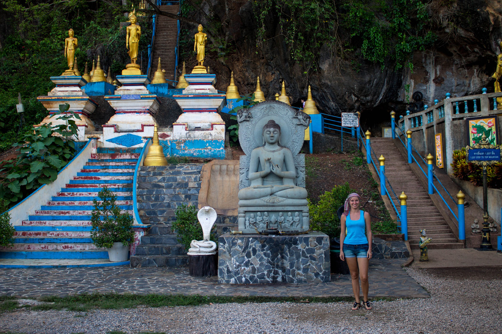 В начале пути на верхний храм Ват Тхамсуа
